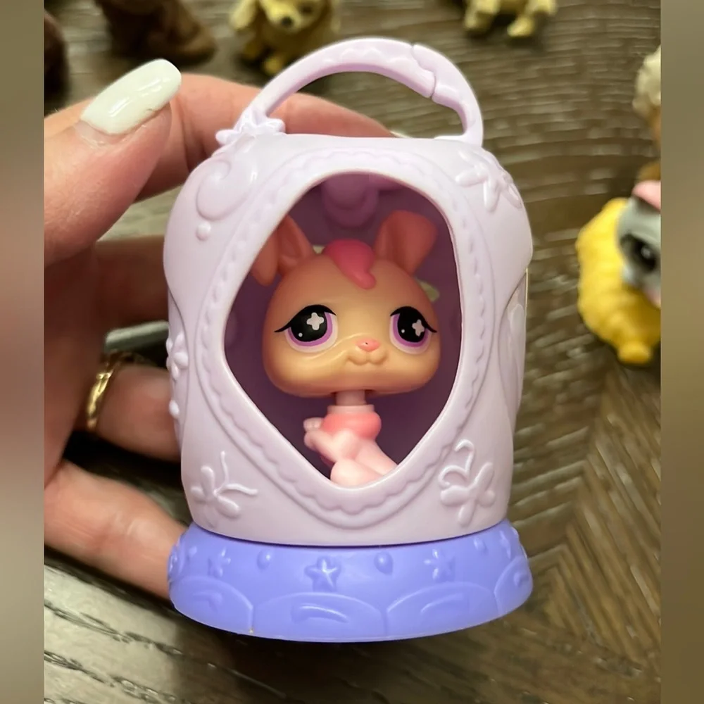 Hasbro made for McDonald’s happy meal figures of LITTLEST PET SHOP BUNDLE OF 3